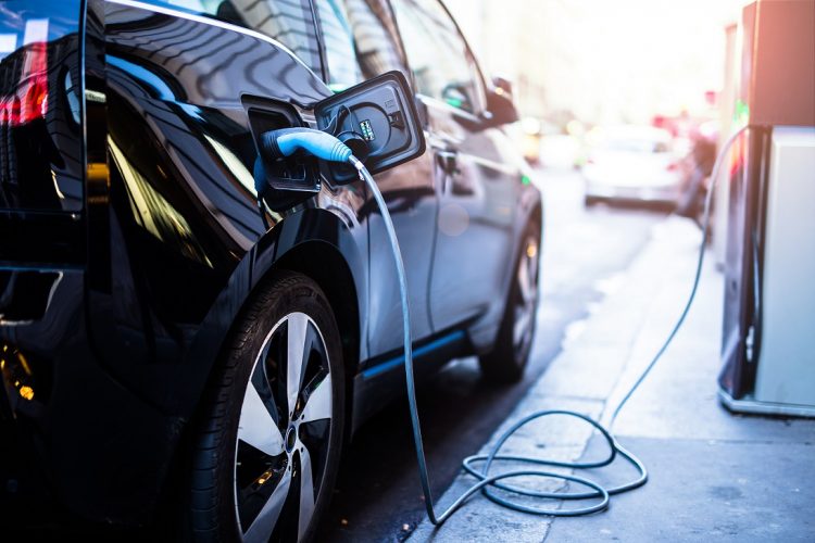 Ekspertene advarer: Ikke lad elbilen i vanlig stikkontakt